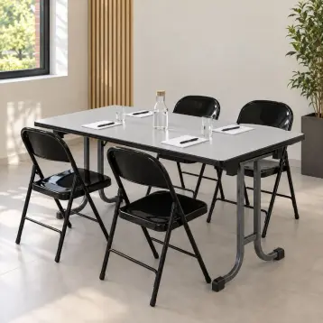 table pliante en mélaminé avec chaises pliantes en métal